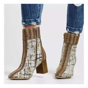 EUC Coconuts by Matisse Praline Tweed Ankle Boot  Size 8